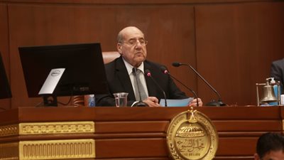 رئيس الشيوخ يطالب الأعضاء بعدم الحركة في القاعة: تخل بالتركيز