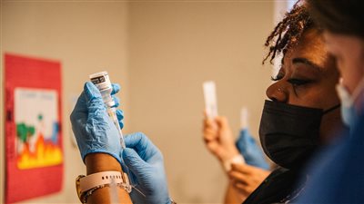 عاملون بالرعاية الصحية الأمريكية يقاضون مستشفى أجبرهم على تلقي لقاح كورونا