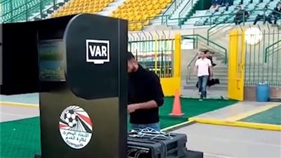 فيفا يعتمد 74 حكمًا مصريًّا لتقنية VAR