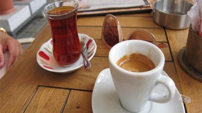 من بينها الشاي.. مشروبات مضرة على معدة فارغة 