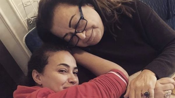 هند صبري ووالدتها