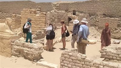 مدير آثار الفيوم: 77 سائحًا مجريًّا في زيارة تاريخية إلى معبد مدينة ماضي (خاص)
