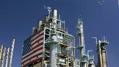 خبراء: سوق النفط العالمي سيظل يعاني لفترة طويلة