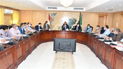 محافظ الفيوم يوجه بمراجعة عقود الأراضي وتحويل المقصرين إلى جهات التحقيق