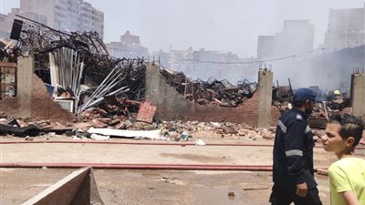 انتداب المعمل الجنائي لفحص حريق مخزن إشغالات حي الهرم