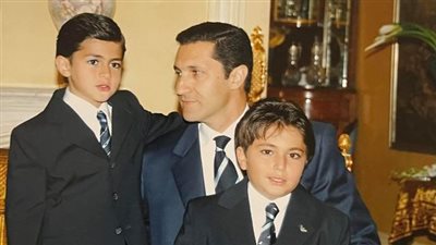 عمر علاء مبارك يشارك متابعيه بصورة قديمة مع والده وأخيه الراحل