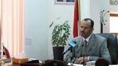 وزير الدولة اليمني يصل إلى القاهرة لبحث التعاون ويُوجه الشكر لمصر 