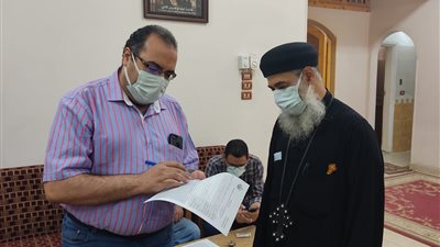 تطعيم كهنة كنيسة مارجرجس جنوبي الأقصر بلقاح كورونا (صور)