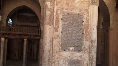 لوحة تأسيسية مزخرفة بالخط الكوفي.. مطالبات بالحفاظ على أقدم نص تأسيسي لمسجد في مصر (صور)