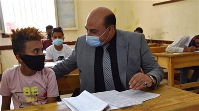 محافظ أسوان يتابع تطبيق الإجراءات الاحترازية داخل لجان امتحانات الشهادة الإعدادية