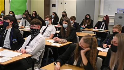 لتعويض توقف الدراسة وقت الإغلاق.. بريطانيا تقرر إضافة 100 ساعة للطلاب في العام الجديد 