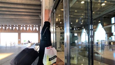 بين أزمة المحرم ورغبة الحرية.. نساء ممنوعات من النزول بالفنادق بمفردهن والأزمة تصل ساحات القضاء