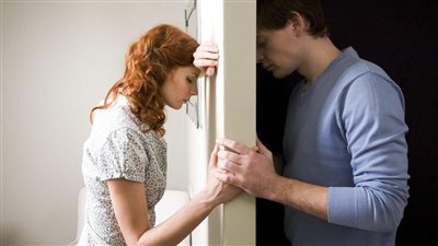 علامات عدم سعادة الرجل في زواجه ونصائحه للعزاب.. تعرف عليها 