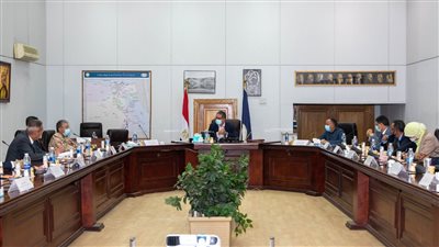 المتحف المصري الكبير يناقش تطورات الأعمال الهندسية ونقل مركب خوفو