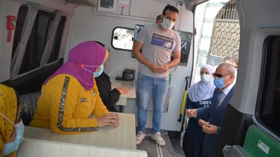 محافظ القليوبية يتابع سير عمل سيارة متنقلة تعمل لخدمة المواطنين بشبرا الخيمة (صور) 