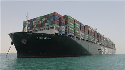 قناة السويس: 5 قاطرات لتأمين السفينة 