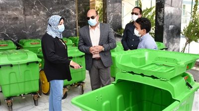 محافظ أسوان يتفقد مجموعة من الحاويات الجديدة لجمع القمامة