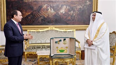 السيسي يوجه التحية لملك البحرين بعد منحه وسام القائد الرفيع