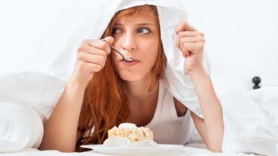 الإجهاد والتعب يؤديان لتناول الأطعمة الدهنية والسكريات (دراسة)