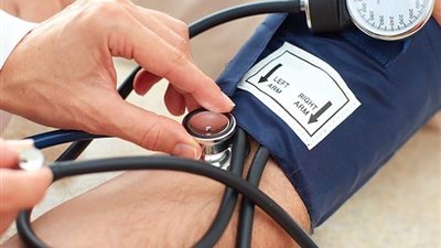 دراسة: وضع الذراع خلال قياس ضغط الدم قد يؤدي إلى قراءة خاطئة