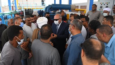 بعد شكاوى انقطاع المياه.. محافظ قنا ينتقل لمحطة حجازة بحري ويعد بحلها