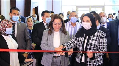 بأسعار مُخفضة.. وزيرة التضامن تتفقد معروضات 