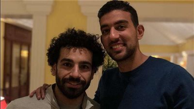 محمد صلاح يهزم كوكا في الشطرنج بحضور دونجا وعمر جابر (فيديو) 