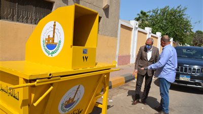 محافظ القليوبية يتابع تجربة وضع صناديق القمامة الصديقة للبيئة بشوارع بنها 