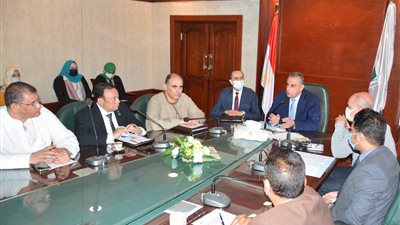 محافظ سوهاج يبحث موقف عدد من مشروعات مياه الشرب والصرف الصحي بساقلتة وأخميم