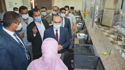 نائب محافظ سوهاج يتفقد المركز التكنولوجي لخدمة المواطنين بمجلس المدينة