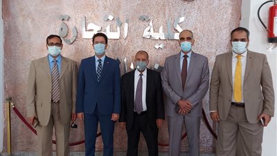 القائم بأعمال رئيس جامعة بنها يتفقد لجان امتحانات كلية التجارة ويشيد بالإجراءات الاحترازية (صور) 