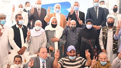 وزيرة التضامن ومحافظ الإسكندرية يشهدان تسليم مساعدات لـ1100 صياد