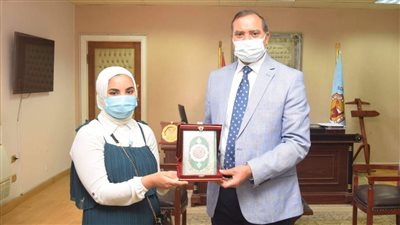 رئيس جامعة سوهاج يُهدي طالبة مُصحفًا لإعادتها مبلغًا ماليًا عثرت عليه