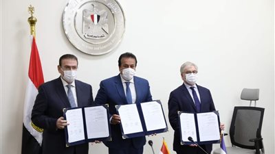 وزير التعليم العالي يوقع عقد إنشاء حرم جامعي جديد للجامعة الأهلية الفرنسية في مصر
