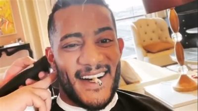 محمد رمضان يرد على قرار الحجز على أمواله بسيجارة وأغنية جديدة (فيديو)