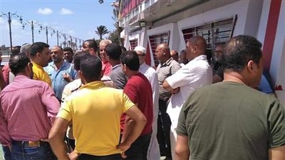 احتجاج سائقي سرفيس الأعصر بدمياط على قرار نقل خطوط السير