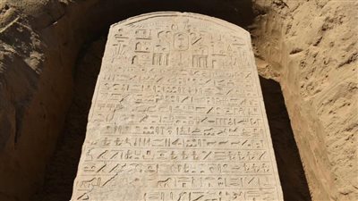 تفاصيل العثور على لوحة أثرية داخل قطعة أرض زراعية بالإسماعيلية (خاص)