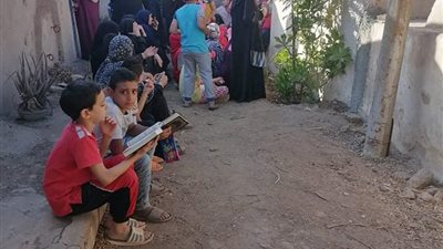 عرفانًا بالجميل.. تلاميذ الشيخ عماد بالبحيرة يزورون قبره ويقرأون القرآن (صور)  