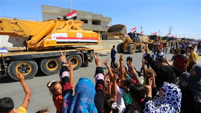 الفلسطينيون يستقبلون العمال المصريين في غزة بالعصائر وعلامة النصر ( صور)