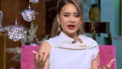 نيللي كريم لمنى الشاذلي: توترت أمام معبد حتشبسوت (فيديو)