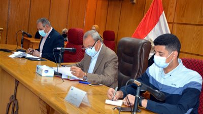 محافظ القليوبية يتابع أعمال لجان البت في ملفات التصالح بمخالفات البناء (صور)