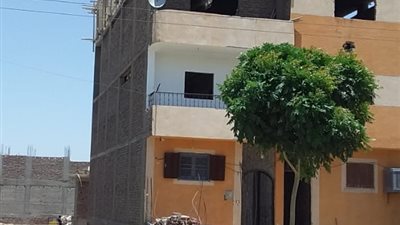 إيقاف أعمال بناء بدون ترخيص بمدينة أرمنت غرب الأقصر