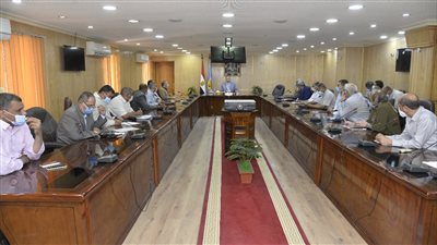 محافظ أسيوط يتابع الموقف التنفيذي لمشروعات الخطة الاستثمارية مع رؤساء الأحياء