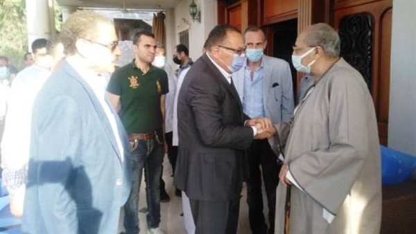 محافظ الشرقية يقدم