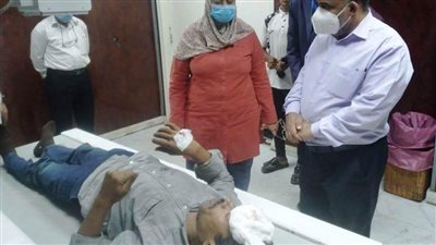 محافظ أسوان يتابع الحالة الصحية لمصابي حادث قطار السد العالي ويعلن ارتفاع الإصابات لـ13