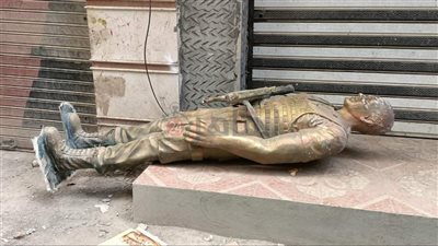 أول تعليق على إلقاء تمثال الشهيد أحمد منسي في الشارع بالشرقية (خاص)