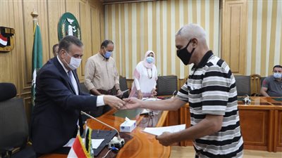 محافظ المنوفية يسلم عقود أكشاك نموذجية بالمجان لعدد من الأهالي المستحقين (صور)  