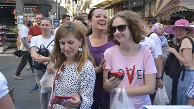 وفد سياحي أوكراني يجري جولة بأسواق بورسعيد وشوارعها السياحية (صور)