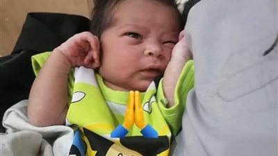 العثور على طفلة رضيعة ملقاة أمام مسجد في سوهاج