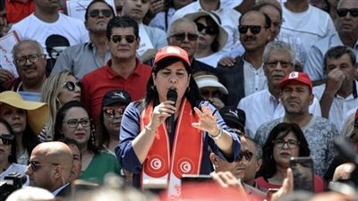 وصفتهم بالإرهابيين.. رئيسة الدستوري الحر بتونس تنظم احتجاجات لطرد اتحاد العلماء المسلمين | فيديو 